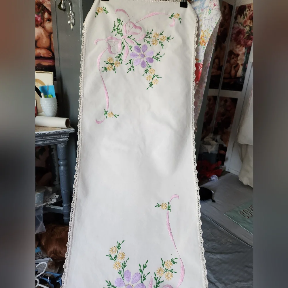 BEAUTIFUL RUNNER HANDMADE - Picture 5 of 5